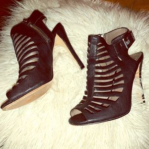 Vince Camuto sz 6 black strappy leather heels